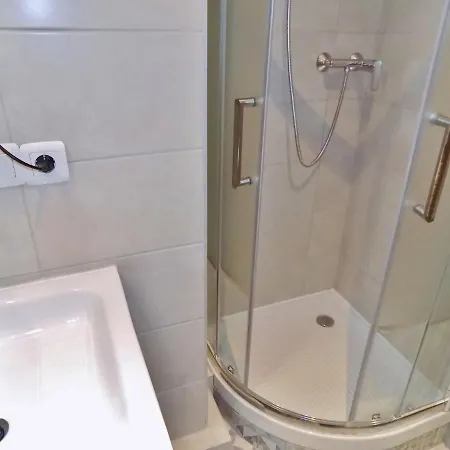 Gare 5 Minutes Garibaldi Republique Privee Non Fumeur Pour Voyageurs Calmes Tram Au Pied De L'immeuble