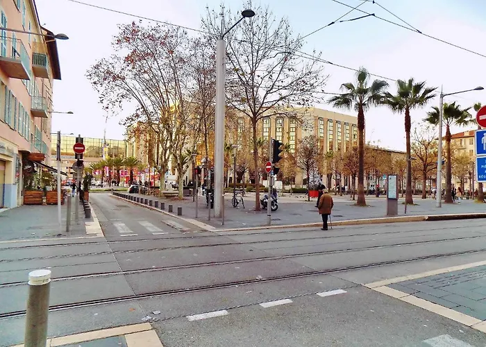 Gare 5 Minutes Garibaldi Republique Privee Non Fumeur Pour Voyageurs Calmes Tram Au Pied De L'immeuble Panzió Nizza