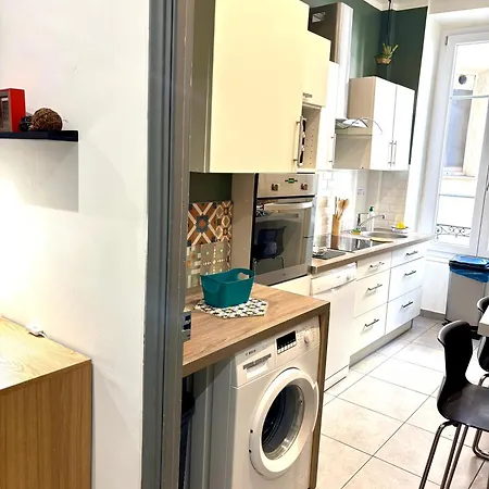Gare Garibaldi République: Tranquil Private Near Tram Bed & Breakfast *